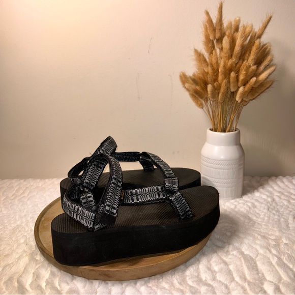 TEVA Women’s Flatform Universal Sandal. Black Size 8 - Picture 7 of 10